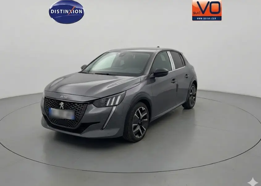 Peugeot 208 Hybrid gris vue 3/4 avant droit, avec jantes alliage 17 pouces et calandre noire distinctive.