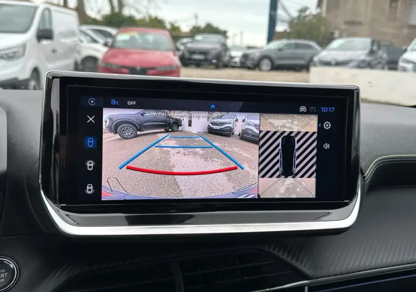 Écran tactile intérieur du Peugeot 208 Hybrid gris montrant la caméra de recul avec vue 360° du véhicule.