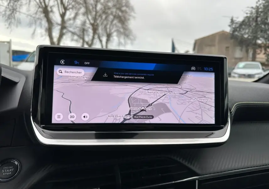 Écran tactile du tableau de bord de la Peugeot 208 Hybrid gris, affichant la navigation GPS en mode 3D.