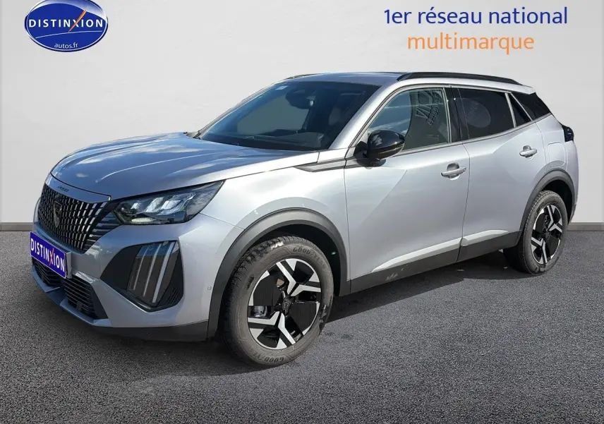Peugeot 2008 1.2 100 Allure gris Artense en 3/4 avant droit avec jantes alu et feux LED distinctifs.