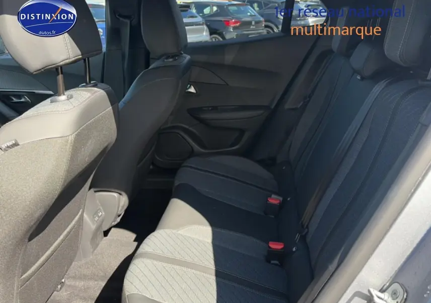 Vue intérieure côté droit de la banquette arrière en tissu gris du Peugeot 2008 1.2 100 Allure 2025.