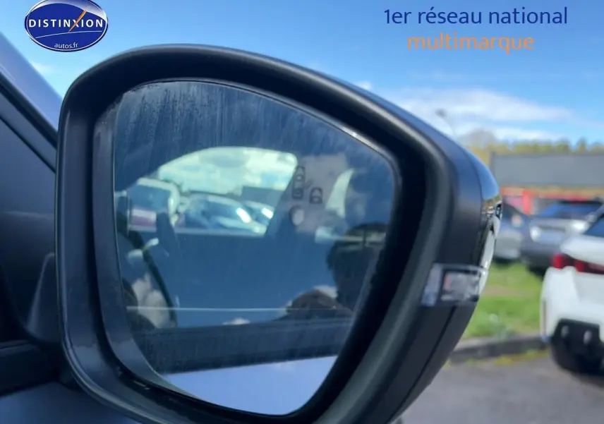 Rétroviseur extérieur droit de la Peugeot 2008 gris artense, avec répétiteur de clignotant intégré.