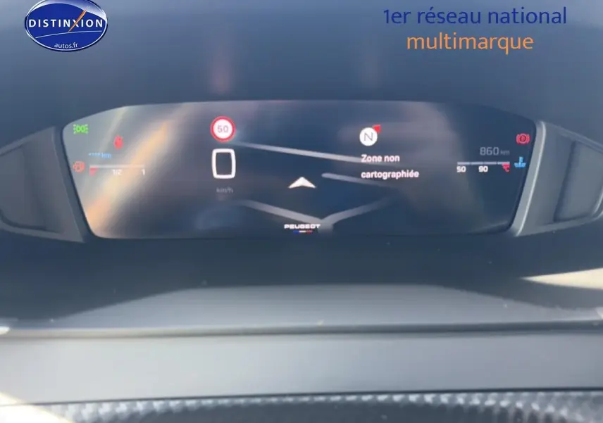 Vue rapprochée du tableau de bord numérique du Peugeot 2008 gris Artense, affichant la vitesse et la navigation.