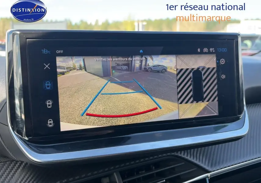 Écran tactile intérieur montrant la caméra de recul et l'aide au stationnement du Peugeot 2008 gris Artense.