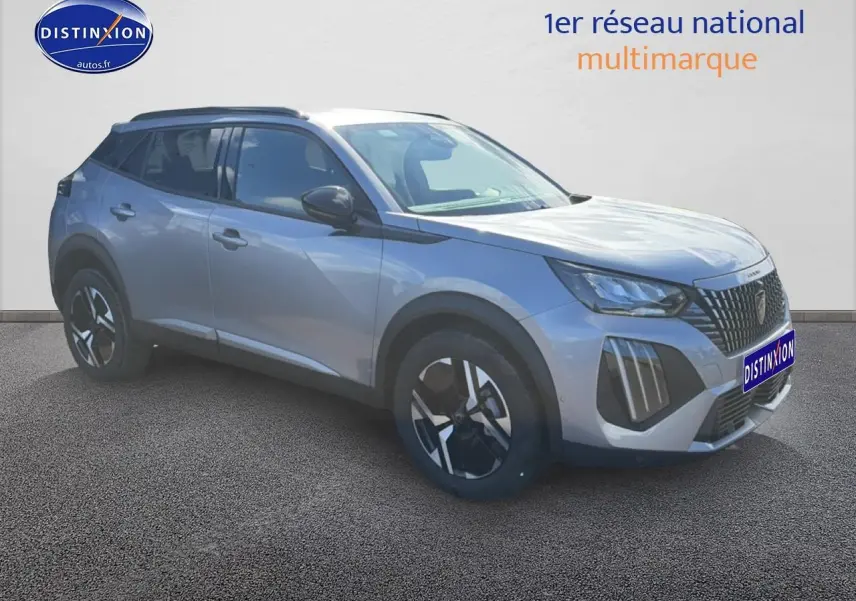 Peugeot 2008 gris artense en 3/4 avant droit, avec jantes alliage et calandre distinctive noire.