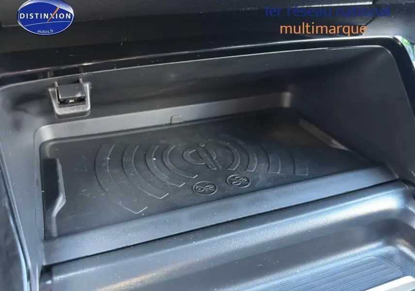 Gros plan sur le compartiment de recharge sans fil du Peugeot 2008 gris Artense, intérieur noir.