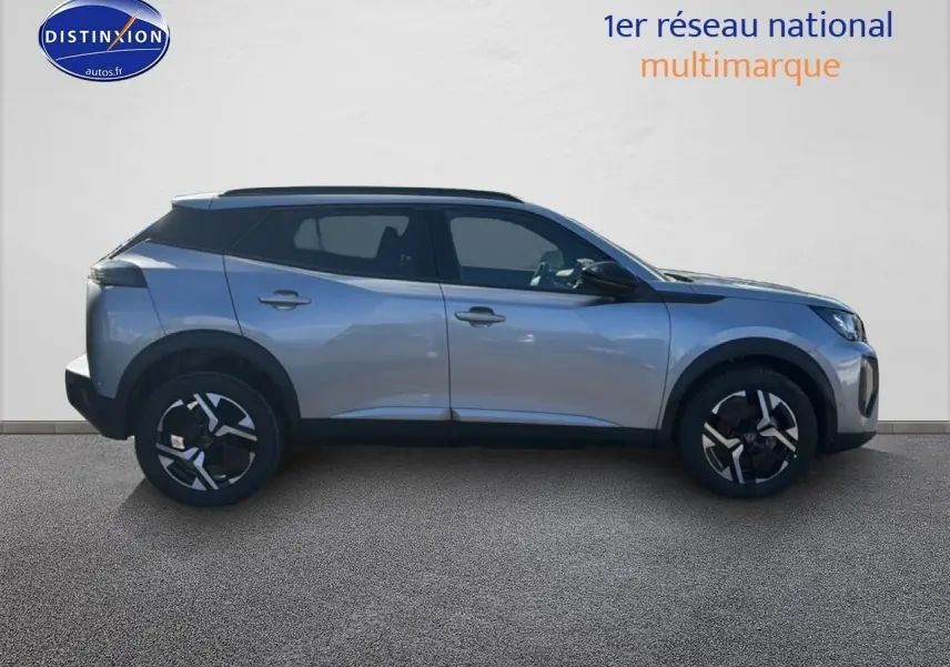 Profil droit d'un Peugeot 2008 gris artense 2025 avec jantes alu et vitres arrière teintées.