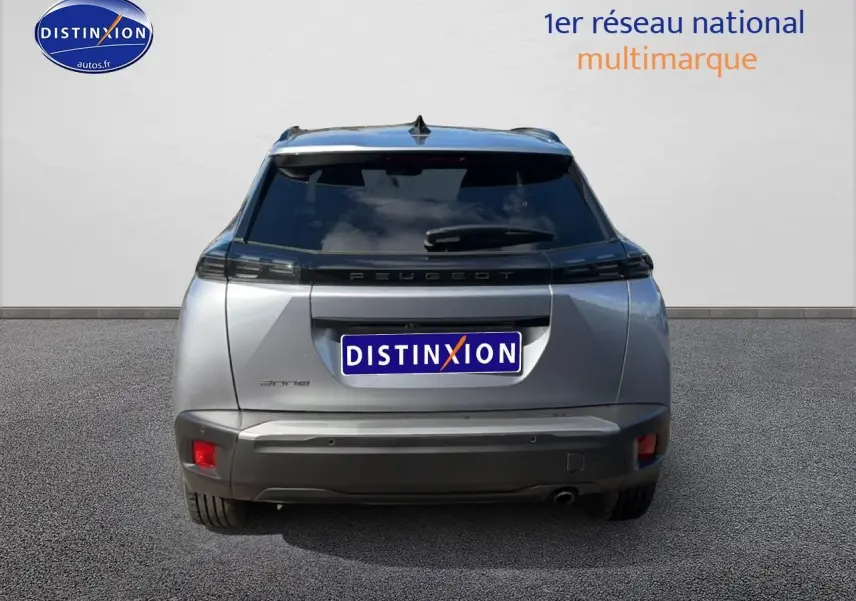 Vue arrière d'un Peugeot 2008 gris artense avec feux arrière à LED et lunette arrière teintée.