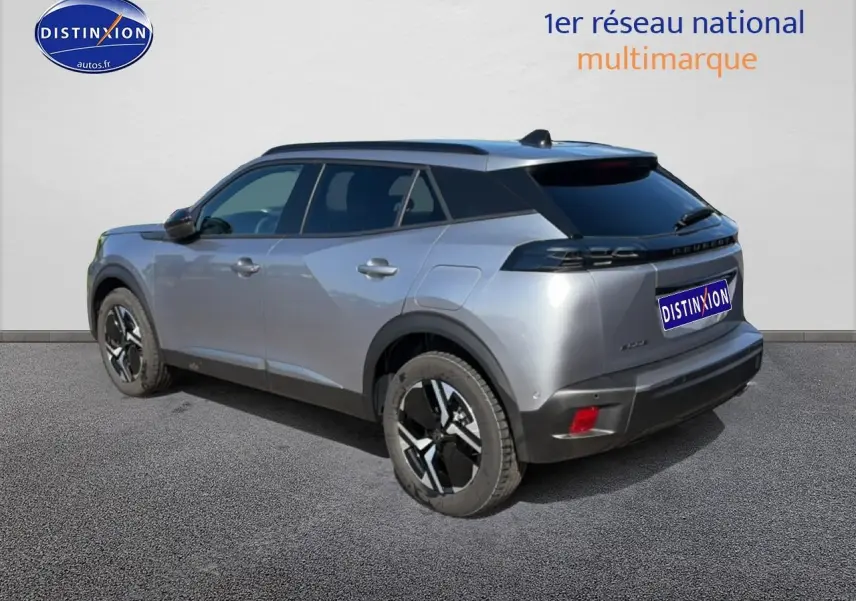 Peugeot 2008 gris artense vue 3/4 arrière droit, avec jantes alu noires et vitres arrière teintées.