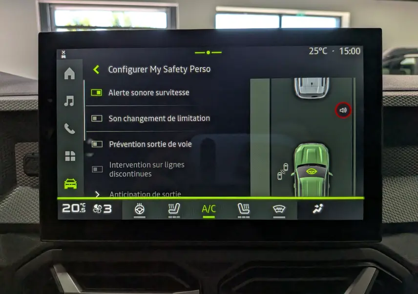 Écran tactile intérieur du Dacia Duster Hybrid-G 150 CH 4x4 Journey affichant les réglages d’alerte et de sécurité.