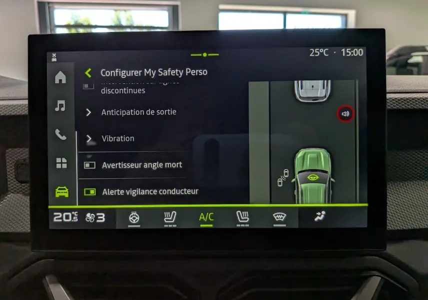 Écran tactile intérieur du Dacia Duster Hybrid-G 150 CH 4x4 en vert cèdre, affichant les réglages de sécurité.