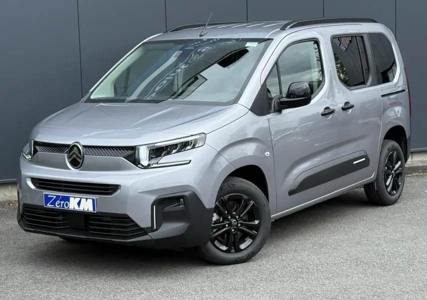 Citroën Berlingo Multispace gris acier en 3/4 avant droit avec jantes noires et barres de toit noires brillantes.