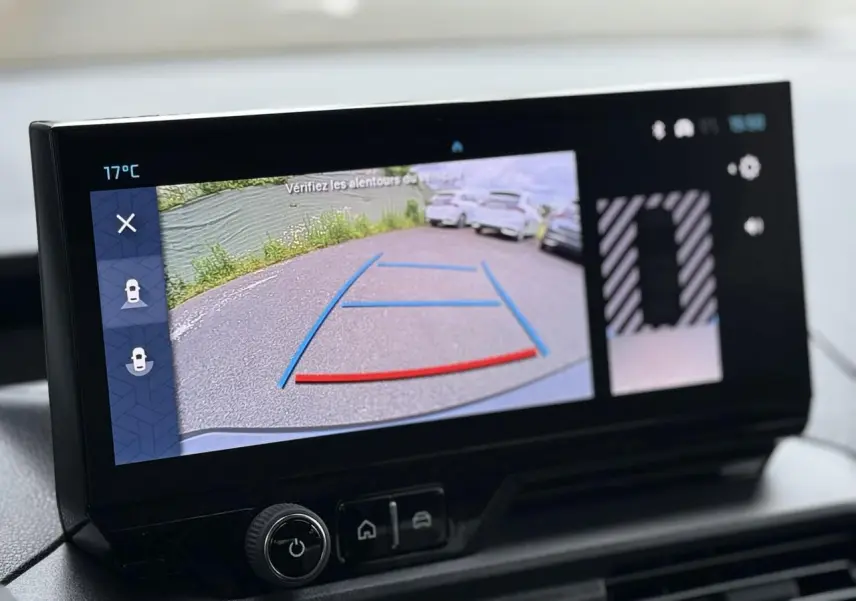 Écran tactile intérieur montrant la caméra de recul avec lignes de guidage du Citroën Berlingo gris acier.