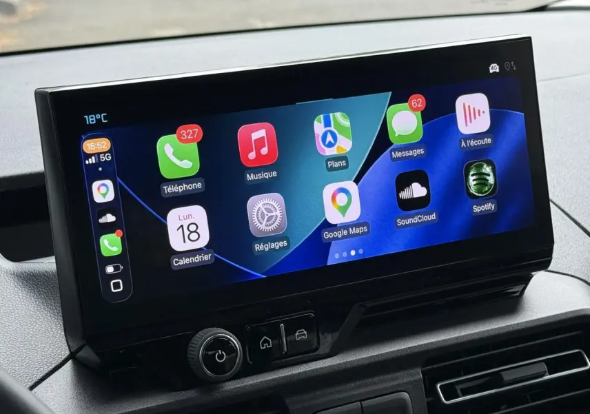 Écran tactile 10 pouces du tableau de bord du Citroën Berlingo Multispace gris acier, affichant Apple CarPlay.