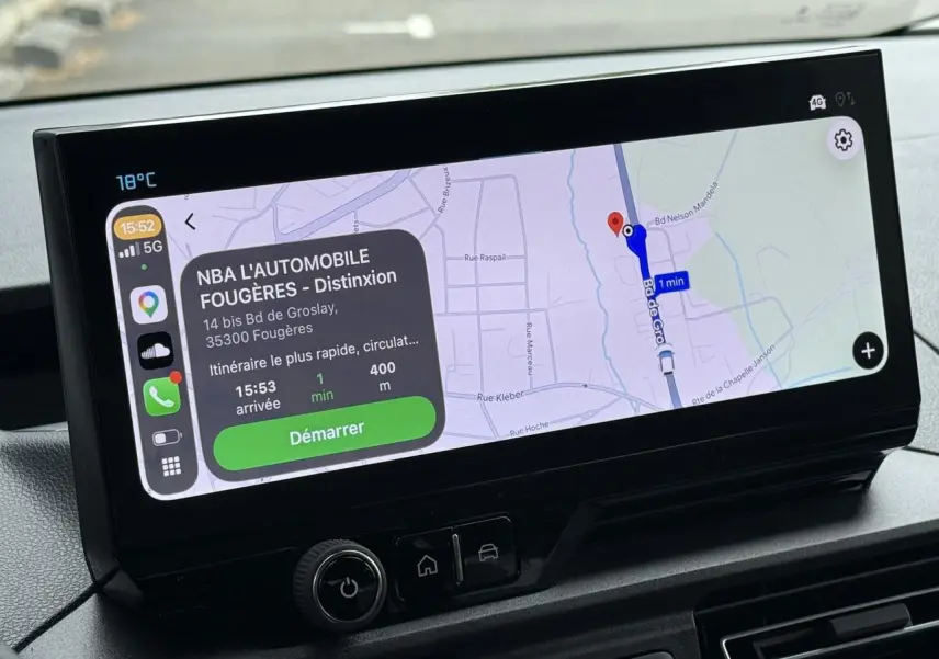 Écran tactile 10 pouces du Citroën Berlingo Multispace 2026 affichant navigation avec interface Apple CarPlay.