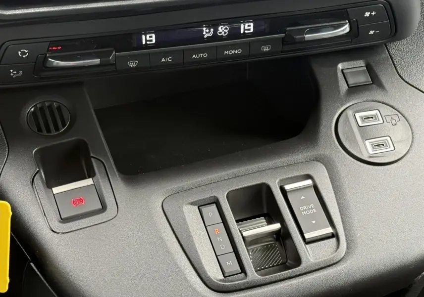 Gros plan sur la console centrale du Citroën Berlingo Multispace gris acier 2026, avec commandes boîte auto et climatisation digitale.