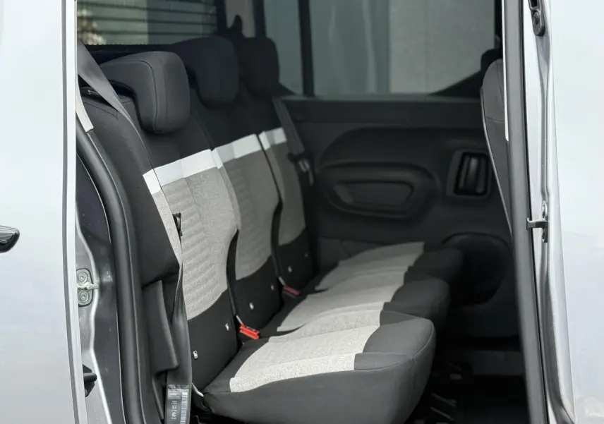 Vue latérale intérieure sur les trois sièges arrière indépendants gris clair et noir du Citroën Berlingo Multispace gris acier.