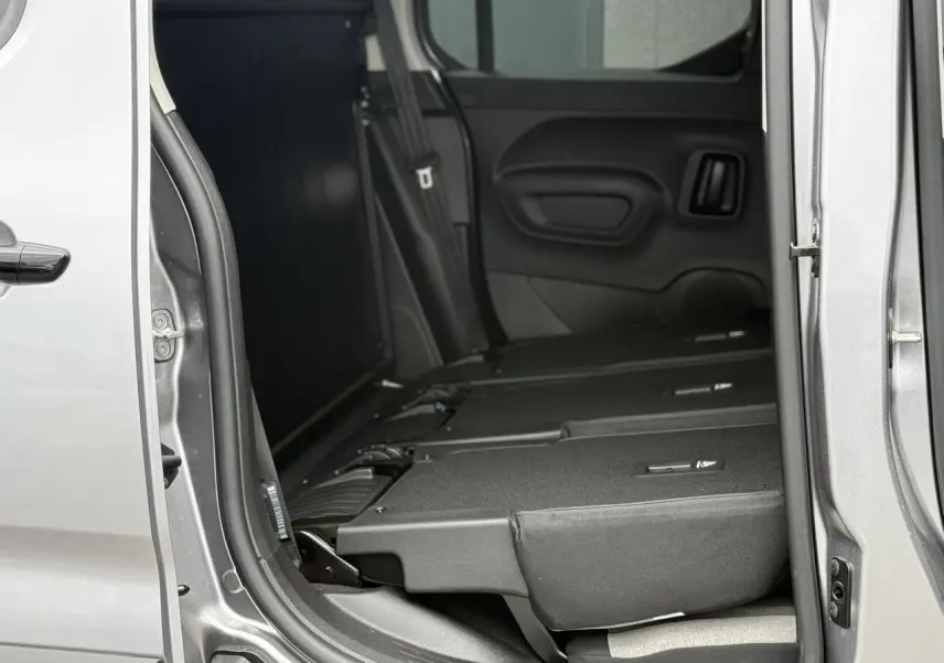 Vue latérale côté droit du Citroën Berlingo Multispace gris acier, sièges arrière escamotés et porte coulissante ouverte.