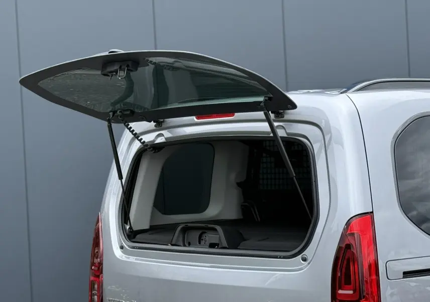 Vue arrière du Citroën Berlingo gris acier 2026 avec lunette arrière ouvrante relevée et vitres surteintées.