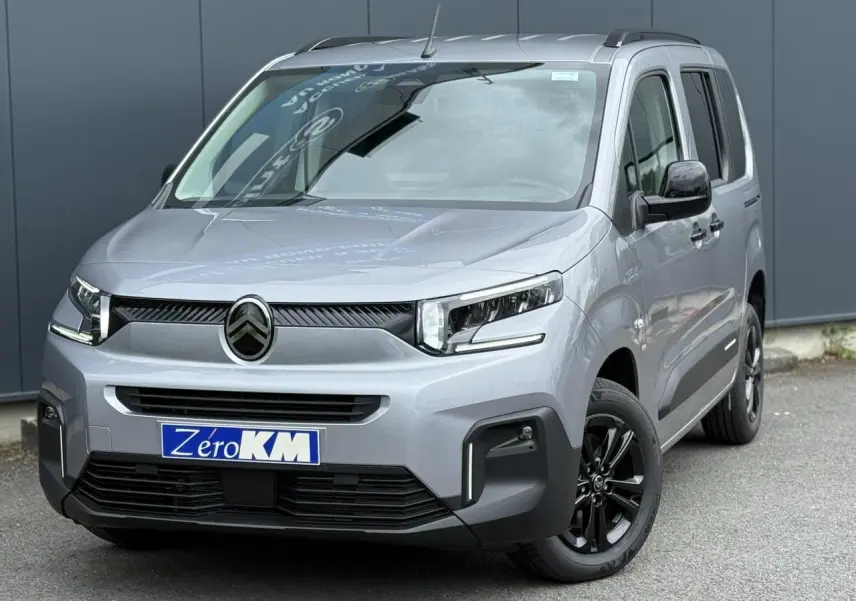 Citroën Berlingo Multispace gris acier en 3/4 avant droit avec jantes alliage noires et lunette arrière ouvrante.