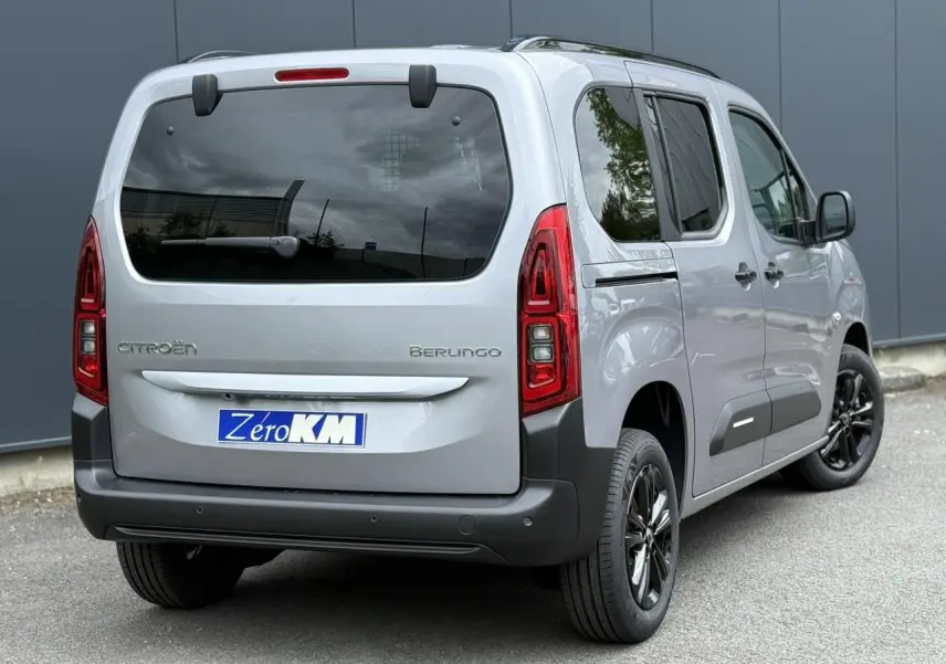 Vue 3/4 arrière droite d'un Citroën Berlingo Multispace gris acier avec lunette arrière ouvrante et jantes noires.