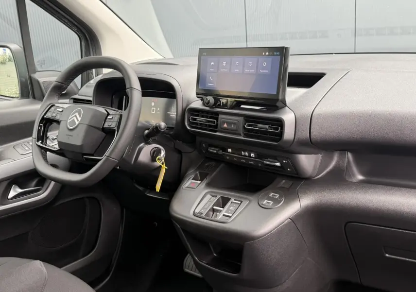 Intérieur du Citroën Berlingo Multispace 2026 vu côté conducteur, tableau de bord noir avec écran tactile flottant.