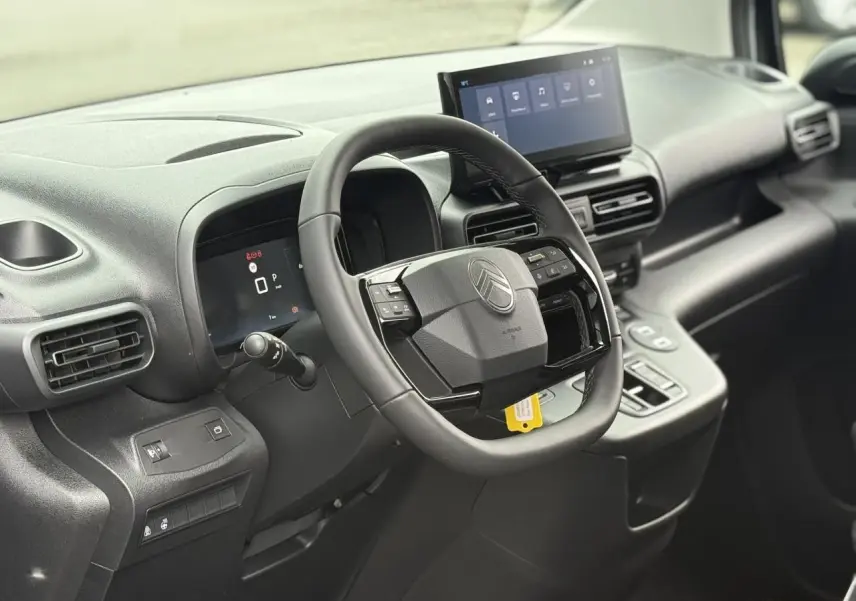 Vue intérieure côté conducteur du Citroën Berlingo Multispace 2026, volant multifonctions cuir et écran tactile central.