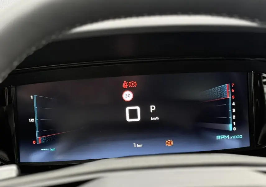 Affichage numérique du combiné de bord du Citroën Berlingo Multispace, avec indication vitesse, régime et alertes.