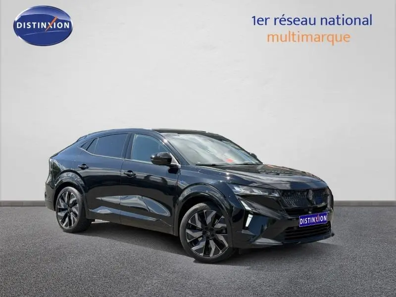 Renault Rafale 2025 noir étoilé métallisé en 3/4 avant droit, SUV hybride au design dynamique et jantes alu distinctives.