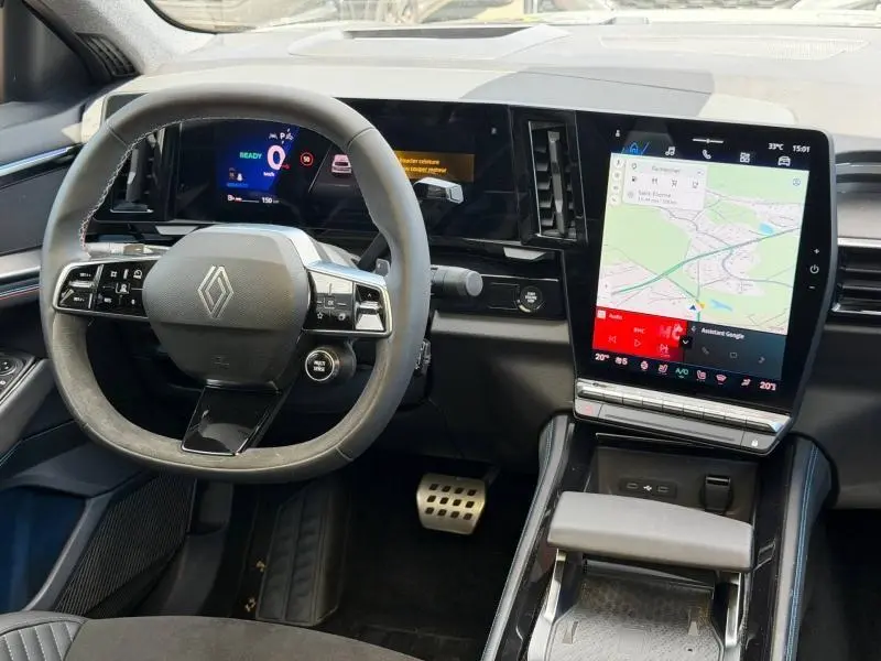 Vue intérieure du tableau de bord de la Renault Rafale 2025, volant multifonction et grand écran tactile vertical.