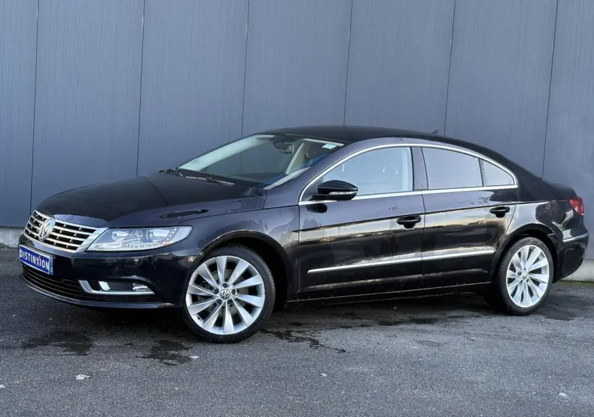 Volkswagen Passat CC 1.4 TSI 2015 en Deep Black, vue profil côté gauche avec jantes alliage 18'' et entourage chromé.