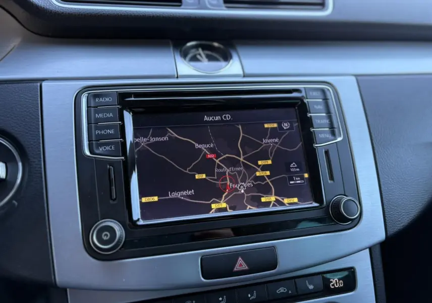 Vue rapprochée de la console centrale de la Volkswagen Passat CC 2015 avec écran de navigation et finition argentée.