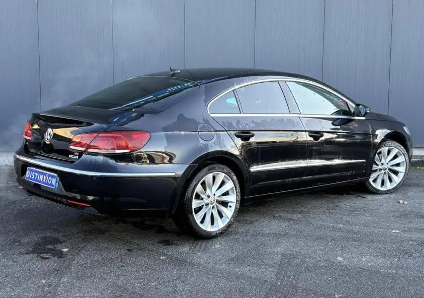 Volkswagen Passat CC 1.4 TSI 2015 en Deep Black, vue 3/4 arrière côté droit avec jantes alliage 18 pouces.
