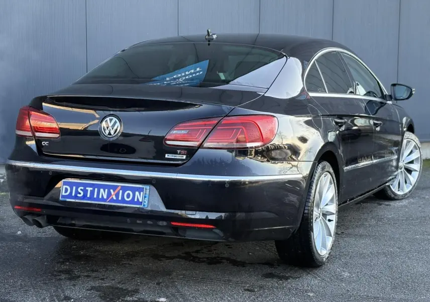 Vue 3/4 arrière droite d'une Volkswagen Passat CC Deep Black avec jantes alliage 18'' et entourage chromé des vitres.