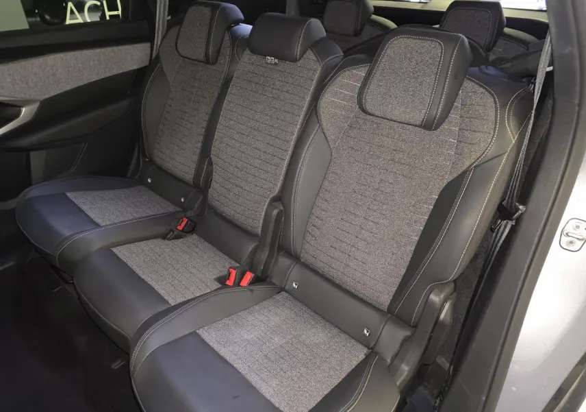 Vue intérieure côté droit sur la banquette tissu gris et cuir noir du Peugeot 5008 2025 hybride.
