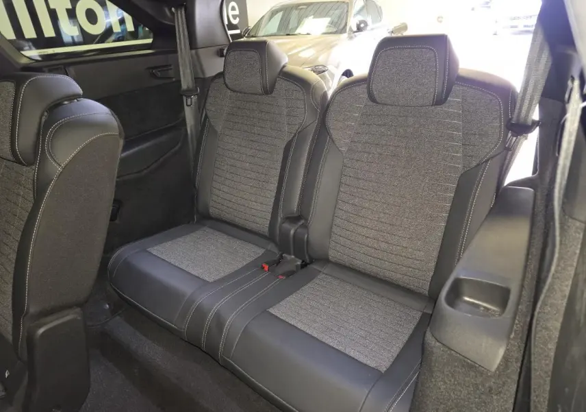 Vue intérieure sur la banquette 3e rangée tissu gris et cuir noir du Peugeot 5008 hybride 2025.