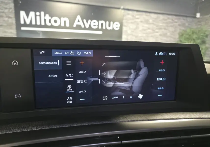 Écran tactile central du tableau de bord du Peugeot 5008 gris, affichant les réglages de climatisation.