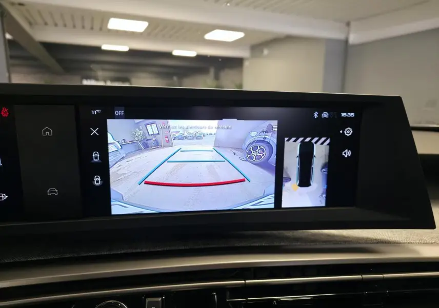 Écran intérieur affichant la caméra de recul et vue 360° du Peugeot 5008 gris, tableau de bord moderne.