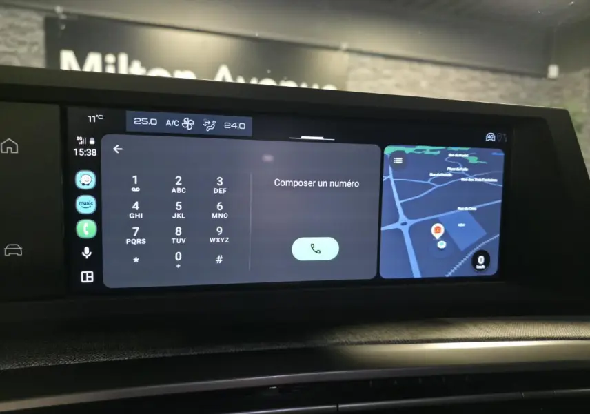 Écran tactile central du Peugeot 5008 gris 2025 affichant la navigation et le composeur téléphonique.