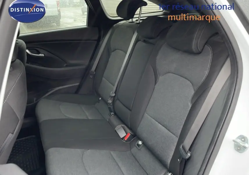 Vue intérieure côté droit des sièges arrière en tissu gris et noir d'une Hyundai i30 SW blanc polaire de 2021.
