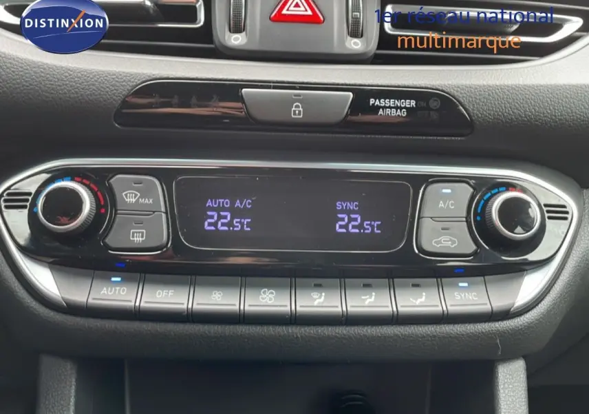 Gros plan sur la console centrale de la Hyundai i30 SW 2021, affichant la climatisation automatique à 22,5°C.