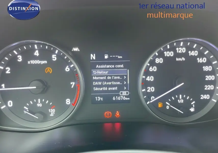Tableau de bord de Hyundai i30 SW blanc polaire, vue frontale sur compteurs et écran central digital.