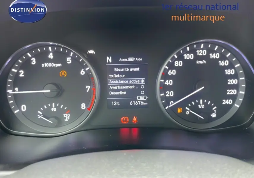 Tableau de bord de Hyundai i30 SW 2021 avec compte-tours, vitesse, température et affichage d'assistance active.