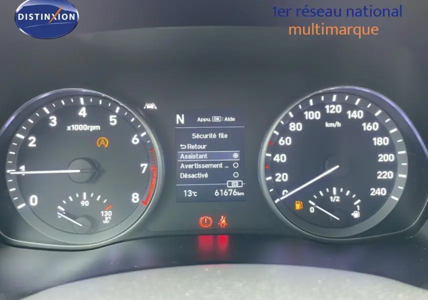 Tableau de bord de Hyundai i30 SW blanc polaire, affichage numérique et compte-tours à 3/4 face.
