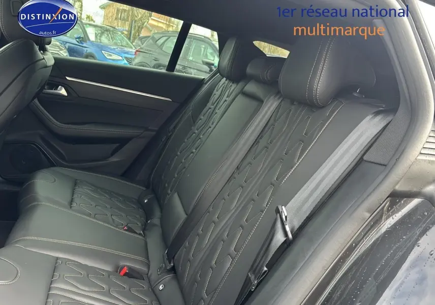 Vue latérale droite de la banquette arrière en cuir noir avec surpiqûres contrastées du Peugeot 508 SW gris titane.