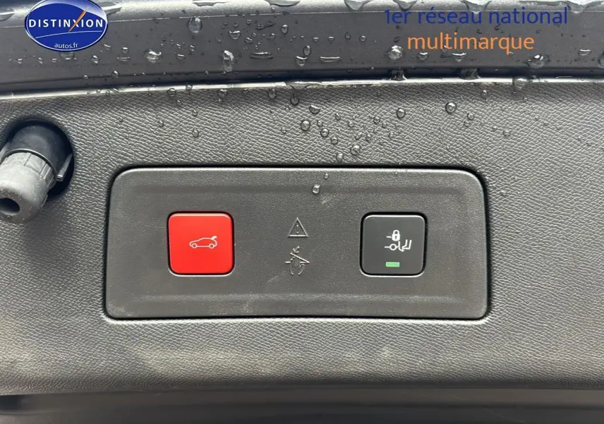 Boutons de commande du hayon électrique et verrouillage enfant sur Peugeot 508 SW gris titane, vue rapprochée intérieure.