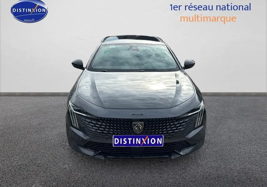 Peugeot 508 SW Hybrid gris titane vue de face avec calandre noire et phares LED marquants.