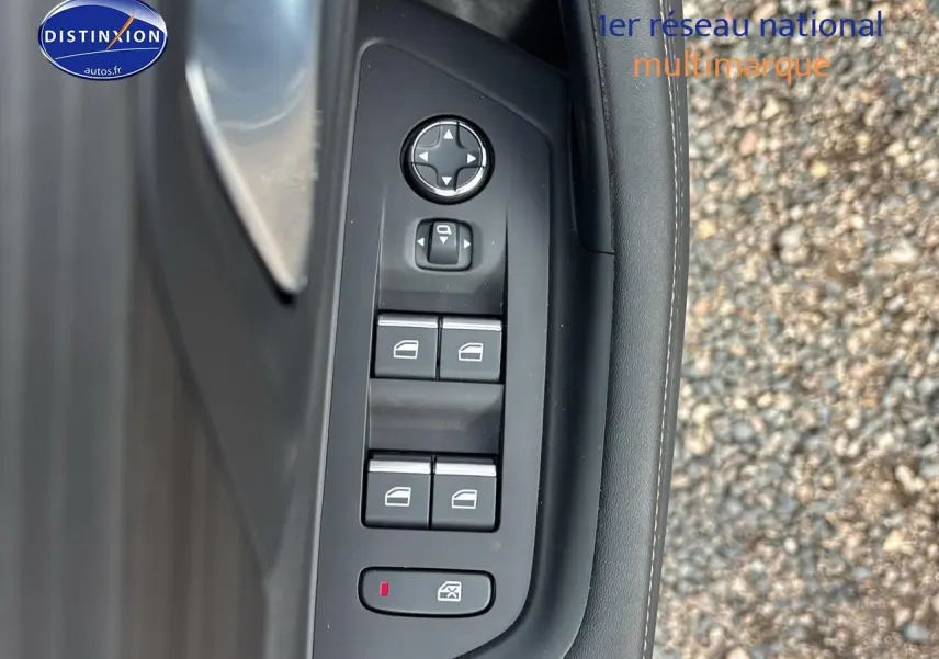 Commande des vitres électriques et réglage des rétroviseurs sur la porte avant gauche d'une Peugeot 508 SW gris titane.