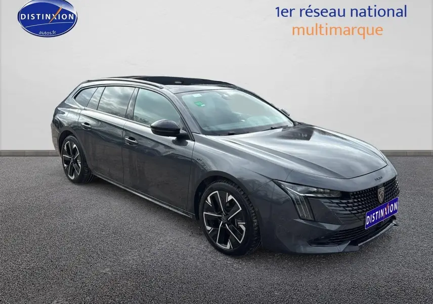 Peugeot 508 SW Hybrid gris titane en 3/4 avant droit, avec jantes alu et calandre chromée visible.