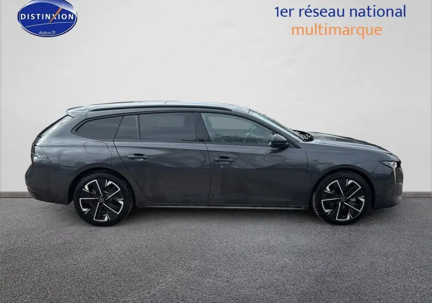 Profil droit d'une Peugeot 508 SW Hybrid 225 GT gris titane avec jantes alliage noires et vitres teintées.